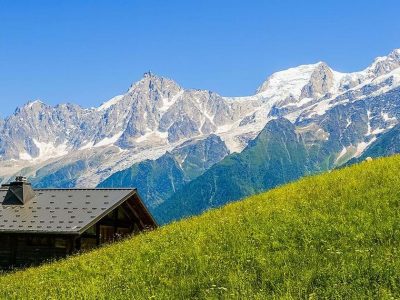 00-wooden-chalet-in-front-of-mont-blanc-french-alps